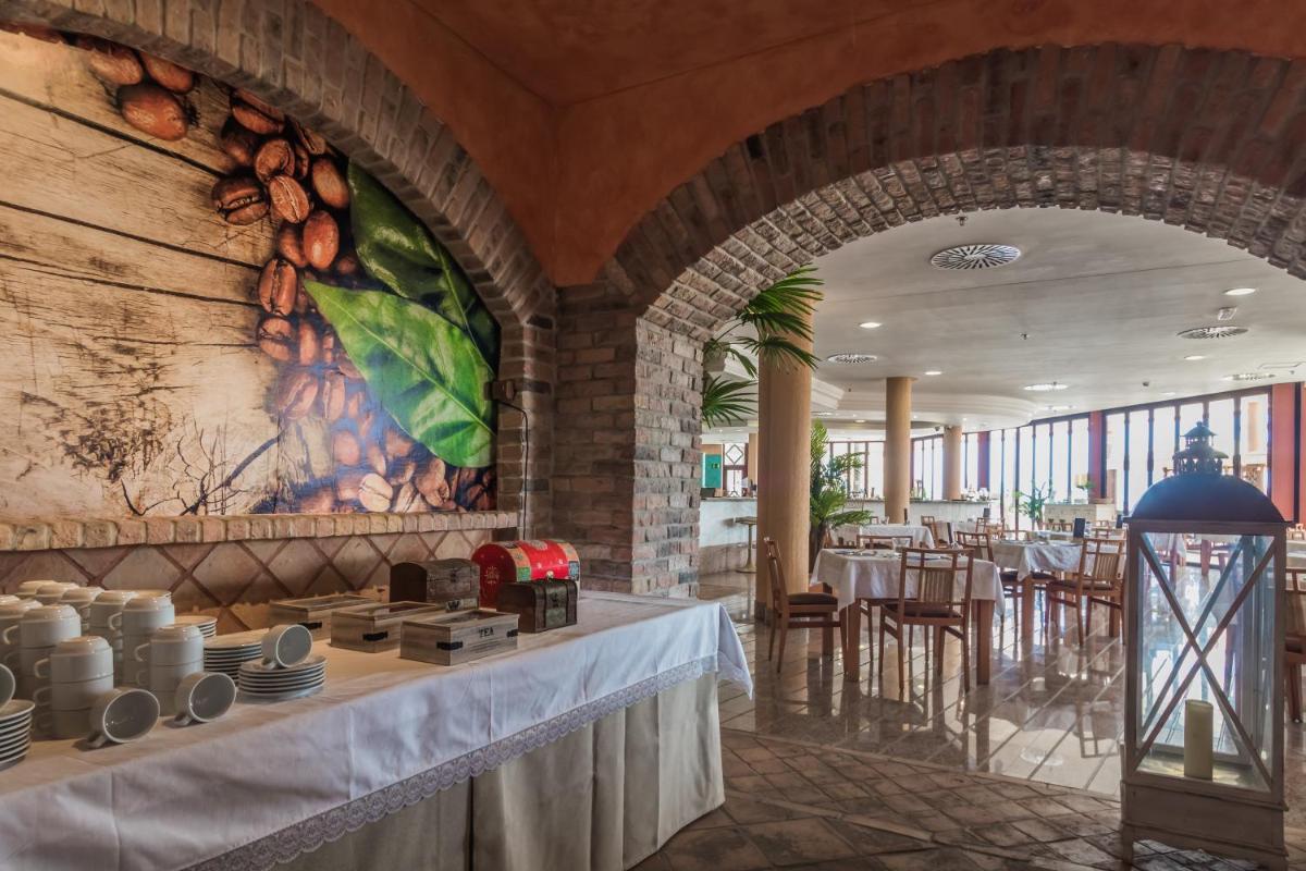 Un restaurante o sitio para comer en Hotel Esmeralda Maris by LIVVO