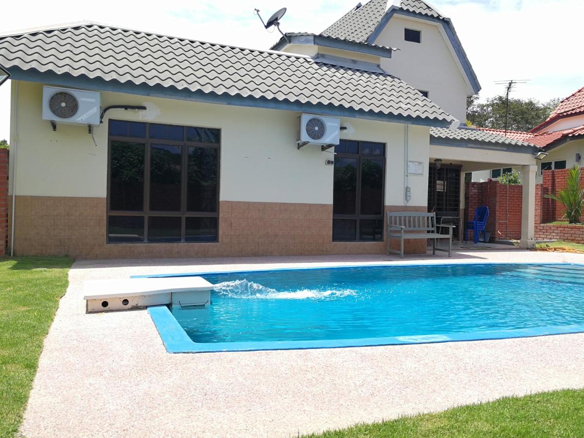 Villa with Private Swimming Pool - Housity