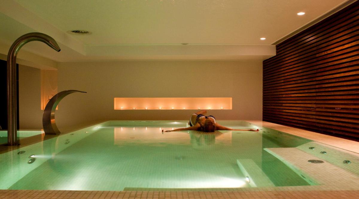 A piscina em ou perto de Corinthia Lisbon