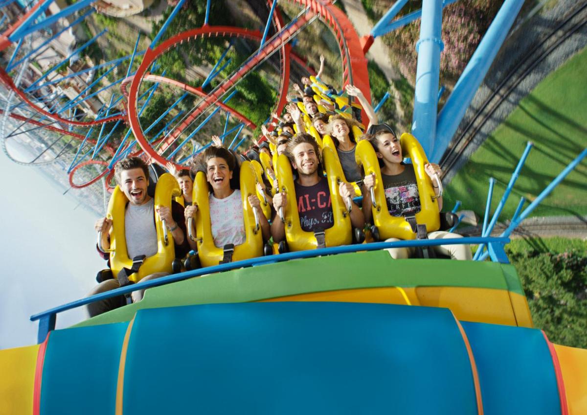 un grupo de personas viajando en una montaña rusa en PortAventura Hotel Roulette - Includes unlimited access to PortAventura Park & 1 access to Ferrari Land, en Salou