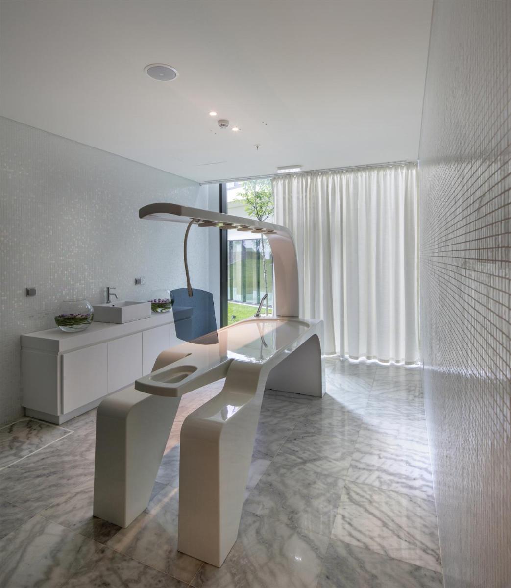 Uma televisão e/ou sistema de entretenimento em Royal Obidos Scenic Resort