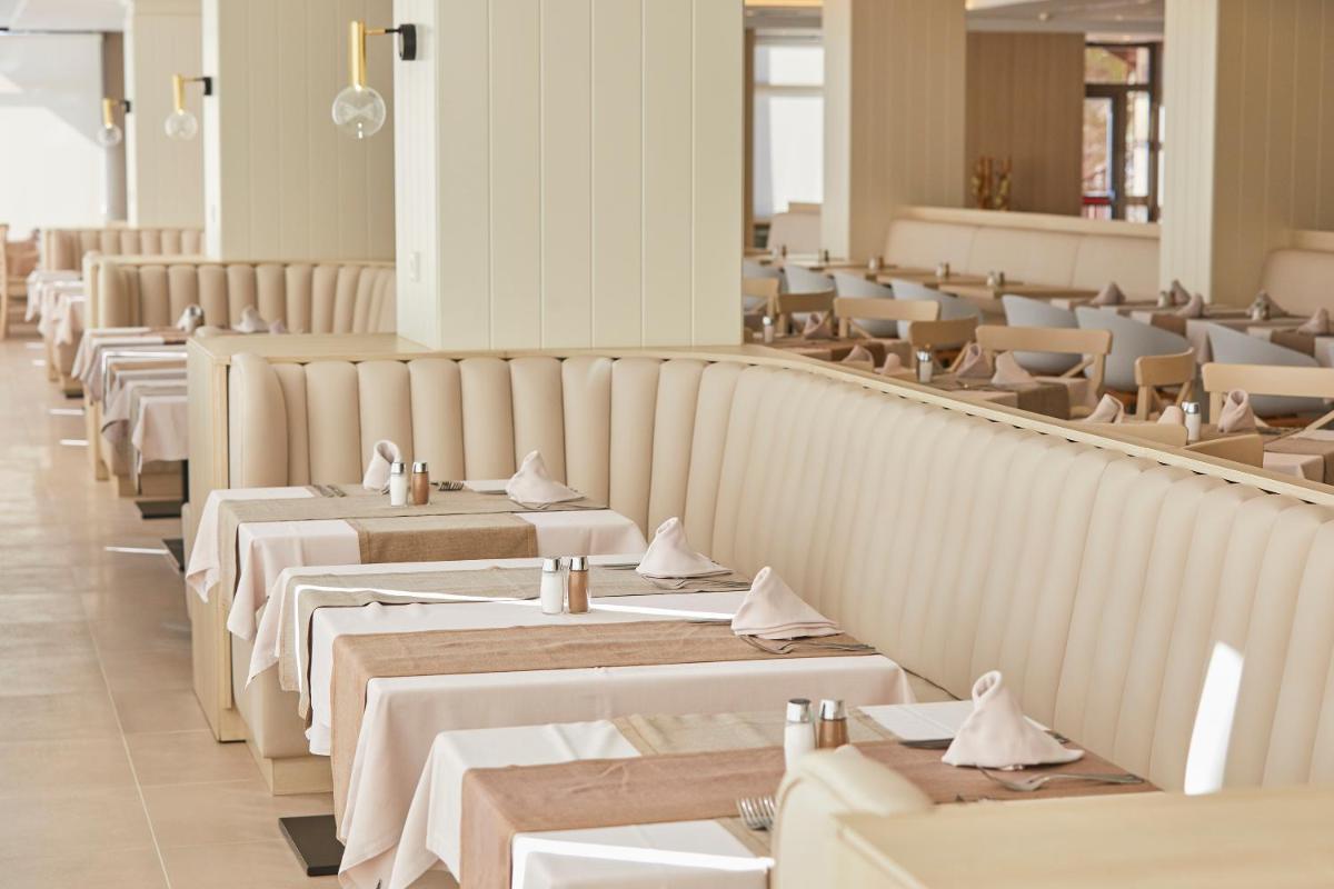 Un restaurante o sitio para comer en Hotel Playa Golf - Adults Only