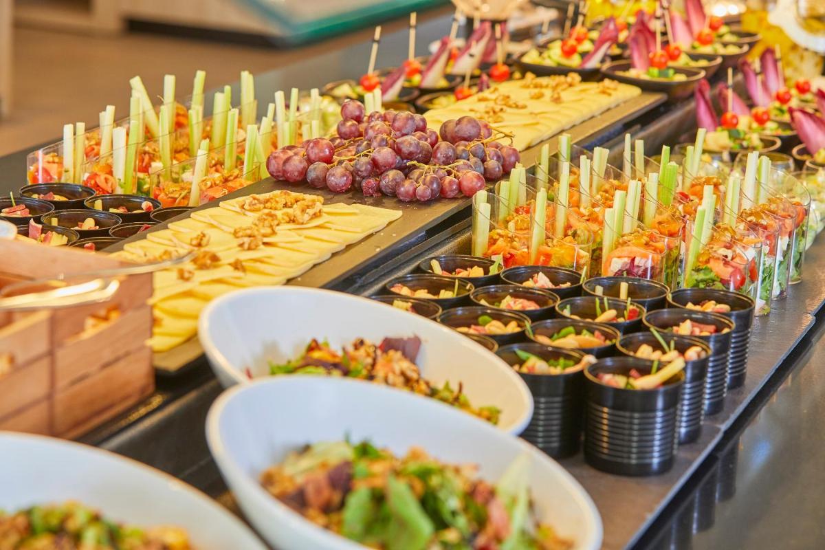 Comida en o cerca de este hotel