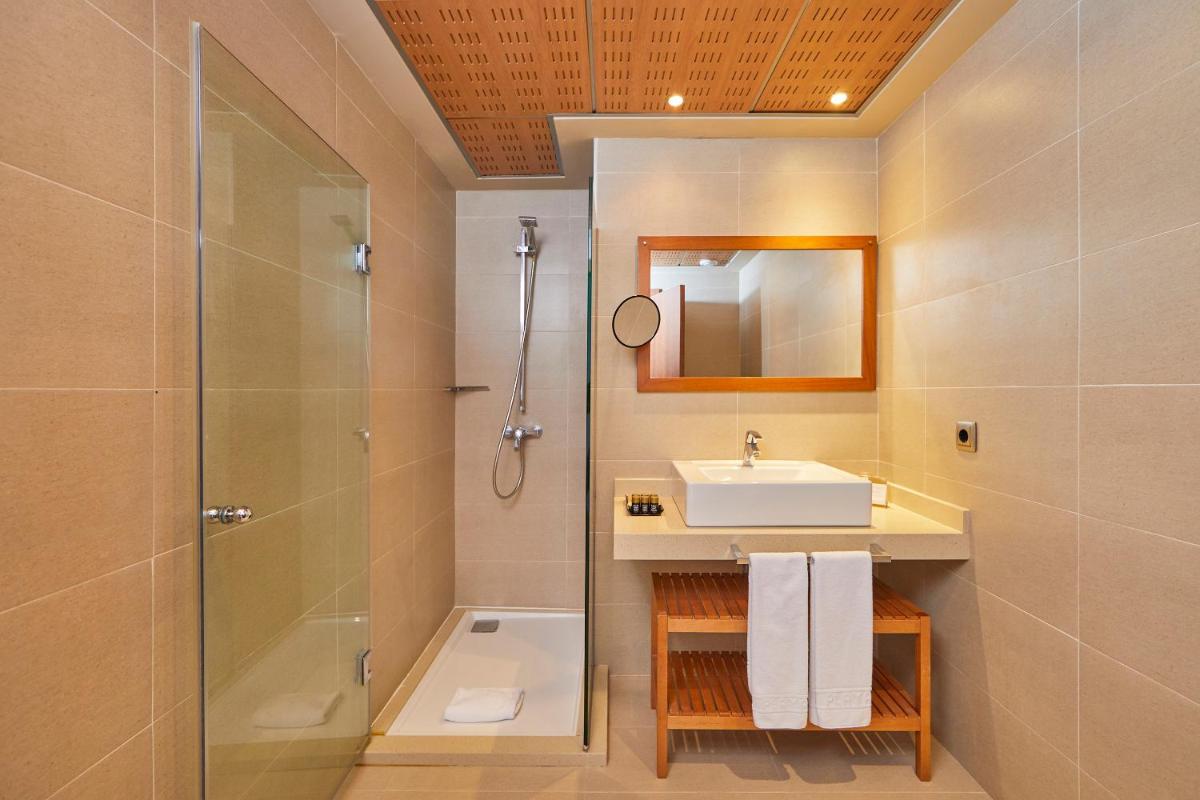Un baño de Hotel Playa Golf - Adults Only
