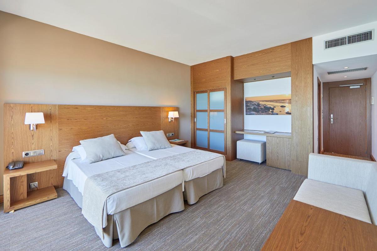 Cama o camas de una habitación en Hotel Playa Golf - Adults Only