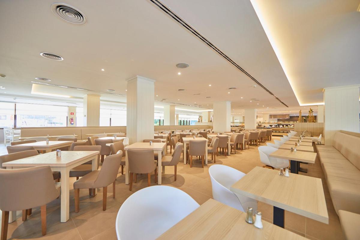 Un restaurante o sitio para comer en Hotel Playa Golf - Adults Only
