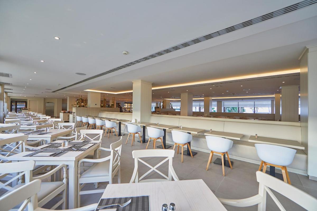 Un restaurante o sitio para comer en Hotel Playa Golf - Adults Only