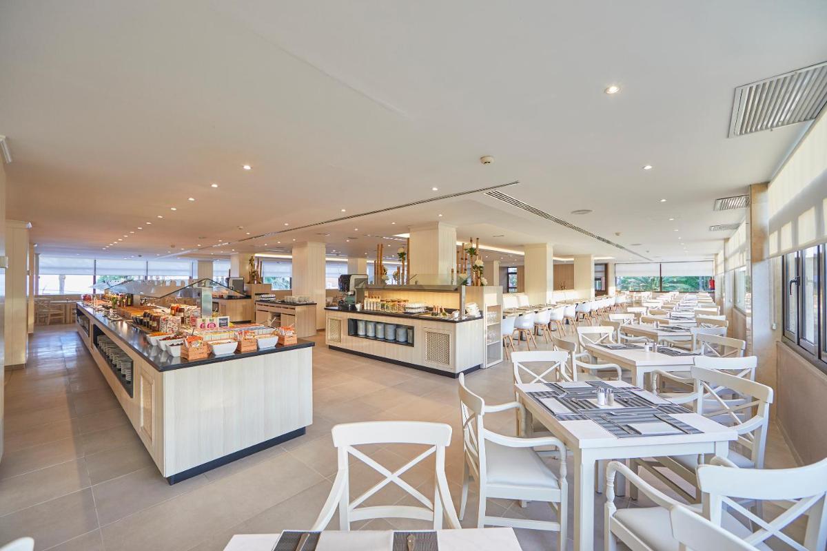 Un restaurante o sitio para comer en Hotel Playa Golf - Adults Only