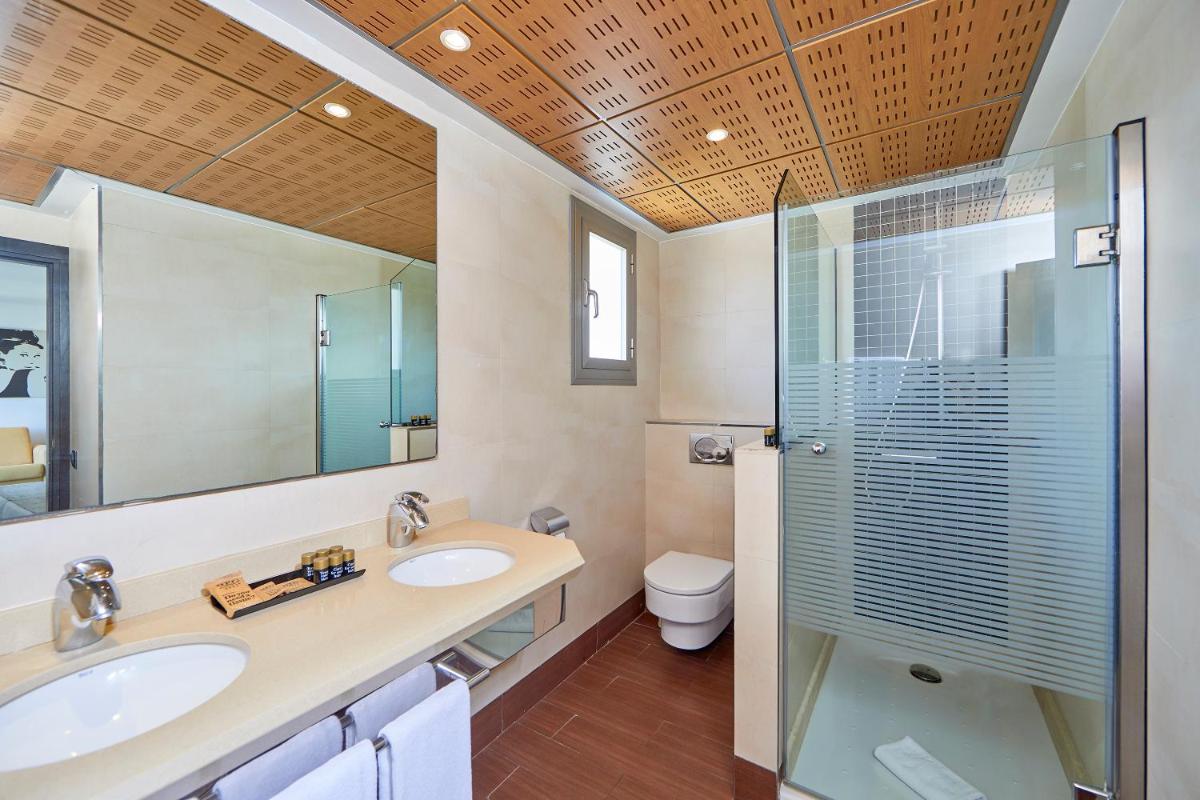 Un baño de Hotel Playa Golf - Adults Only