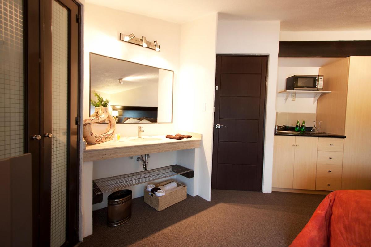 Aztic Hotel and Executive Suites - Housity