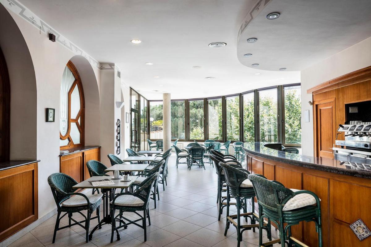 Un restaurante o sitio para comer en Balneari Termes Victòria