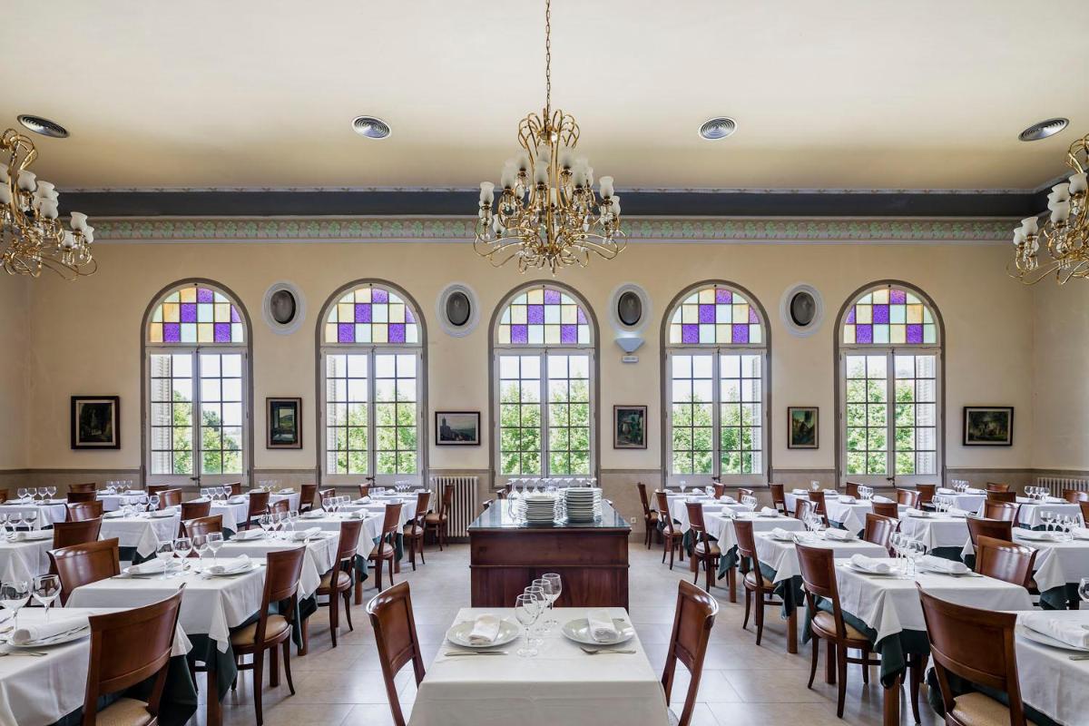 Un restaurante o sitio para comer en Balneari Termes Victòria