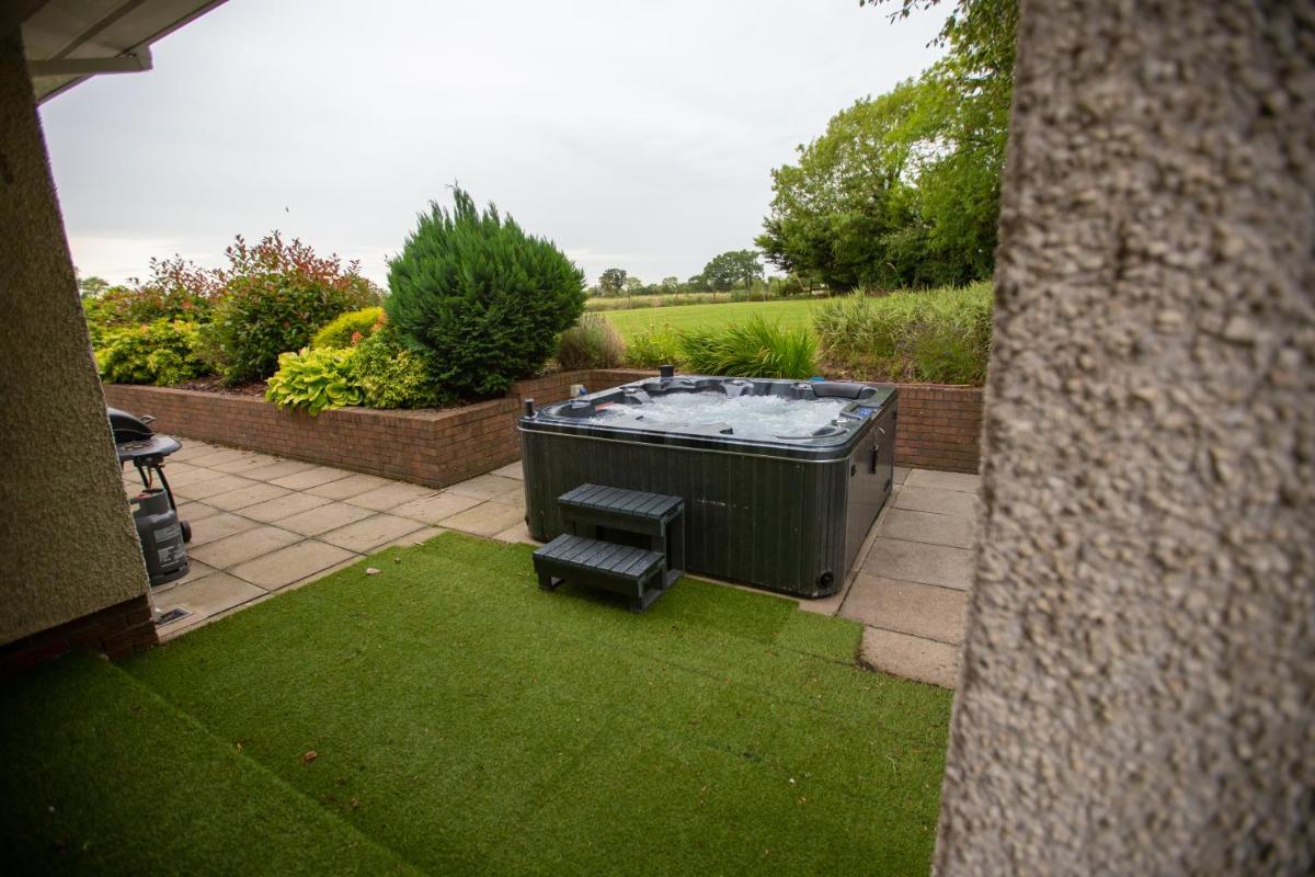 Luxury Manor, Private, Double Garage, Hot tub, Wifi - Housity