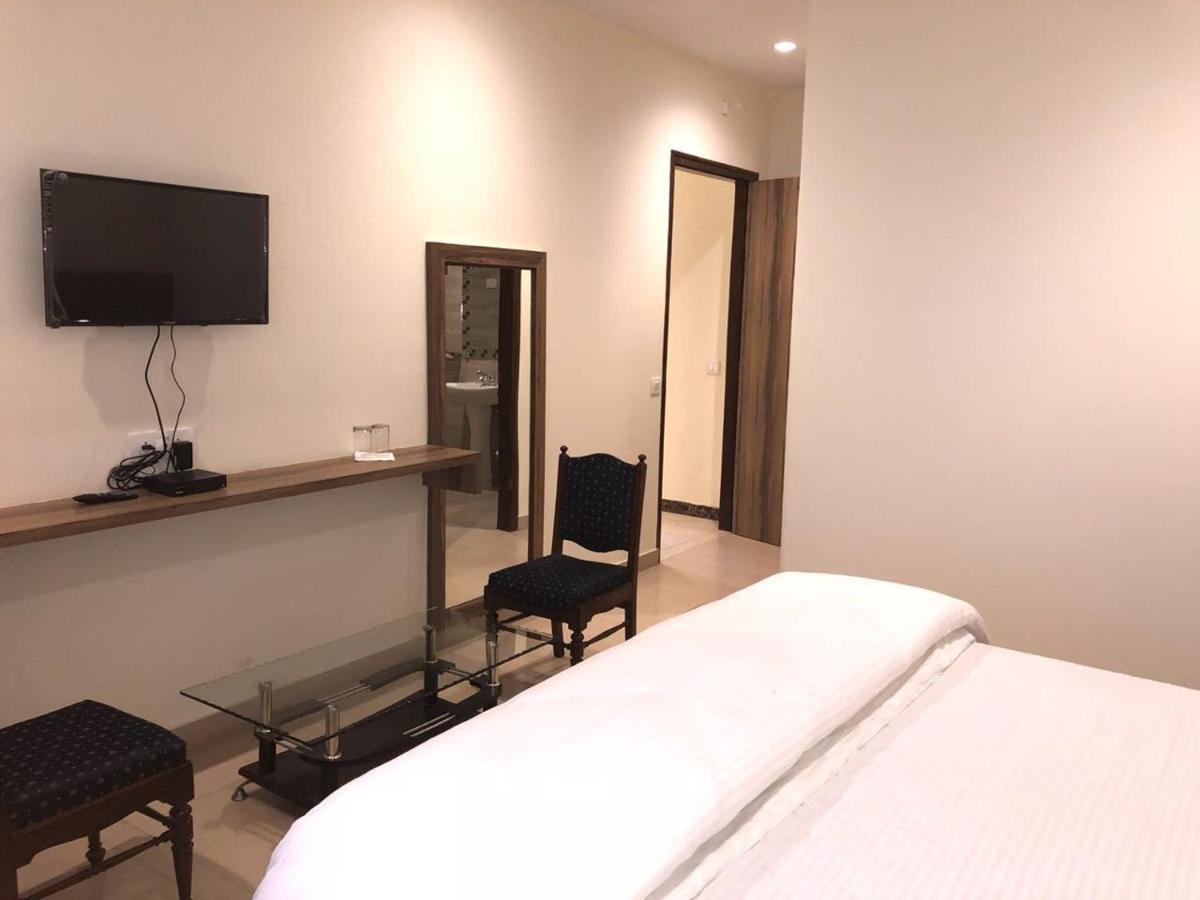 Hotel Red Sapphire - Housity