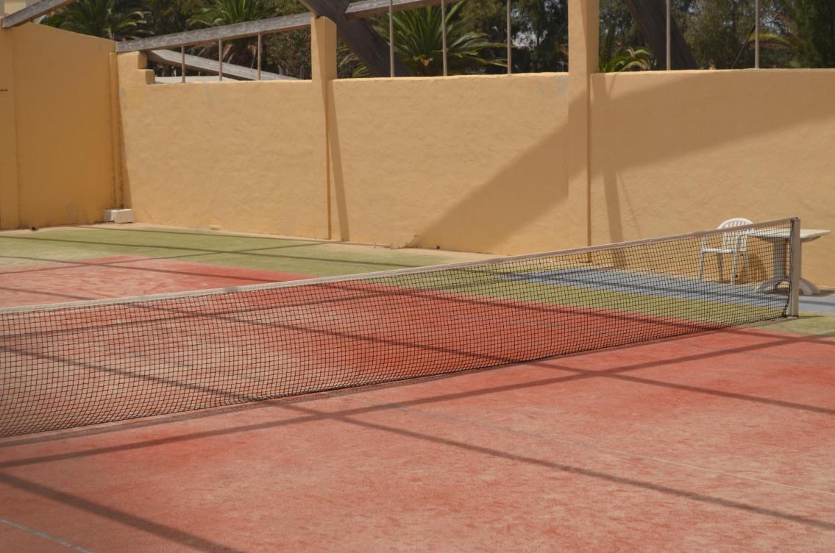 Instalaciones para jugar a tenis o squash en Hotel LIVVO Risco del Gato Suites o alrededores