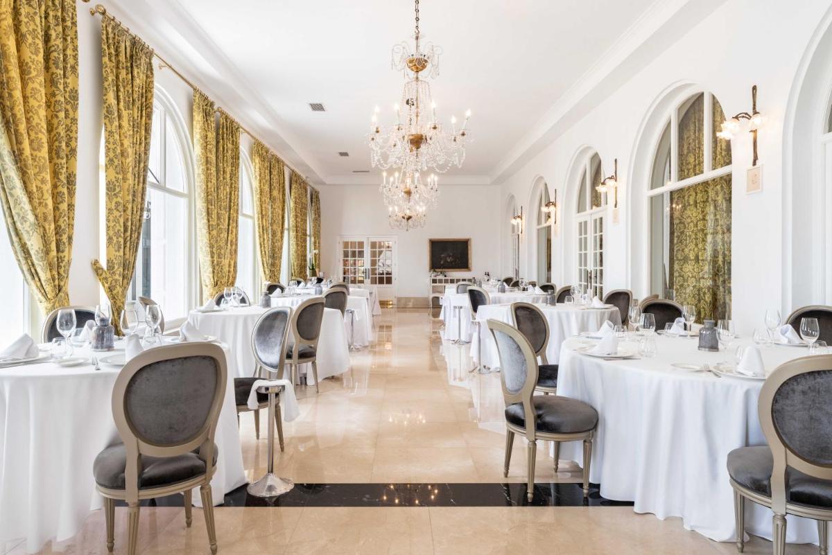 Un restaurante o sitio para comer en Eurostars Gran Hotel La Toja