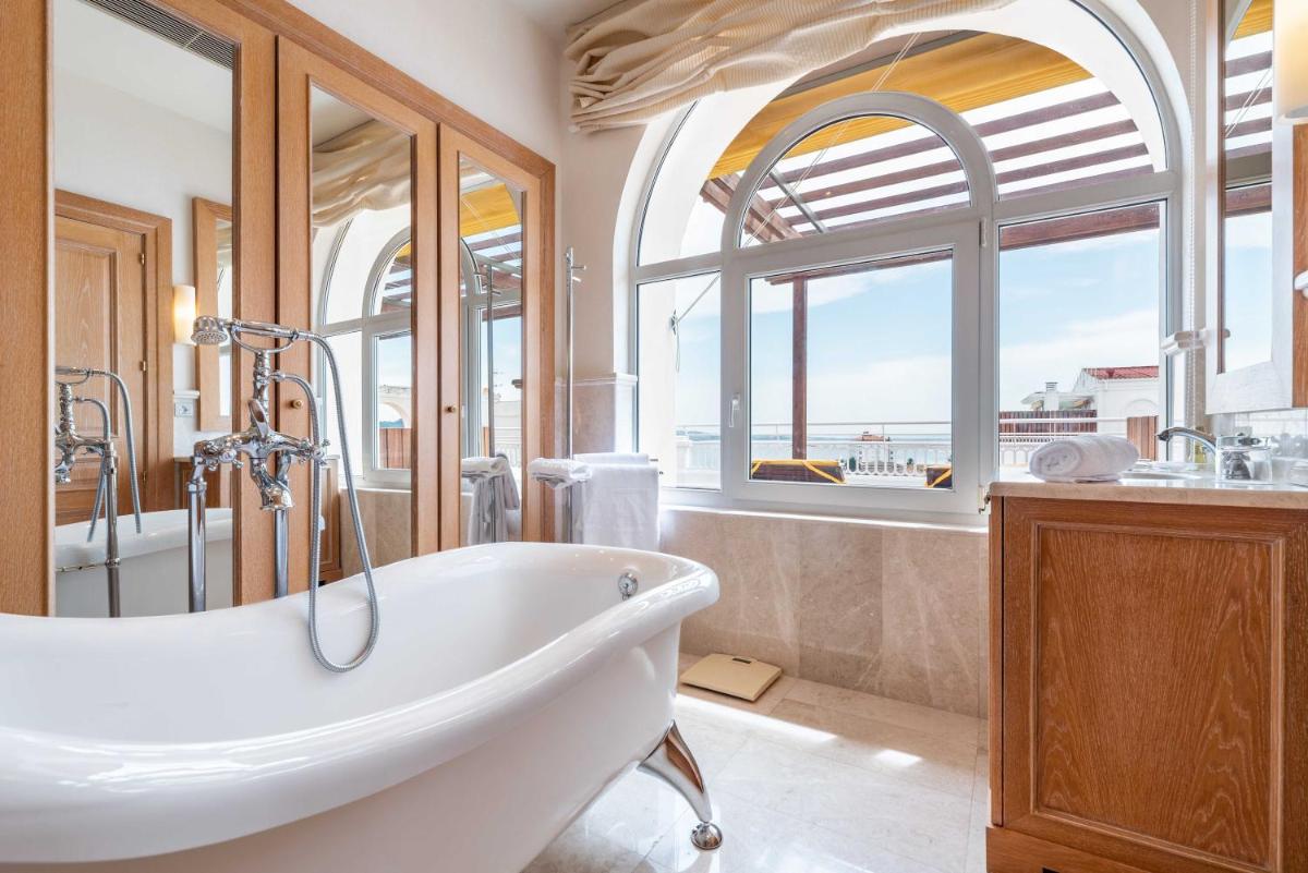 Un baño de Eurostars Gran Hotel La Toja
