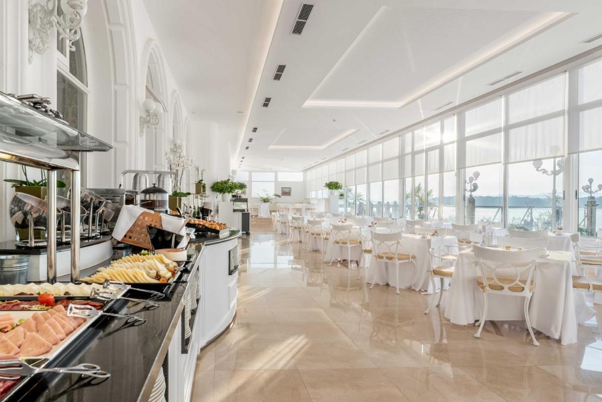 Comida en o cerca de este hotel