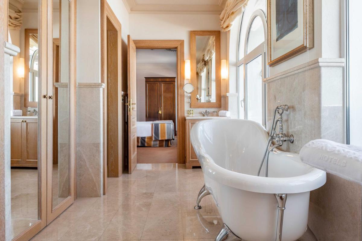 Un baño de Eurostars Gran Hotel La Toja