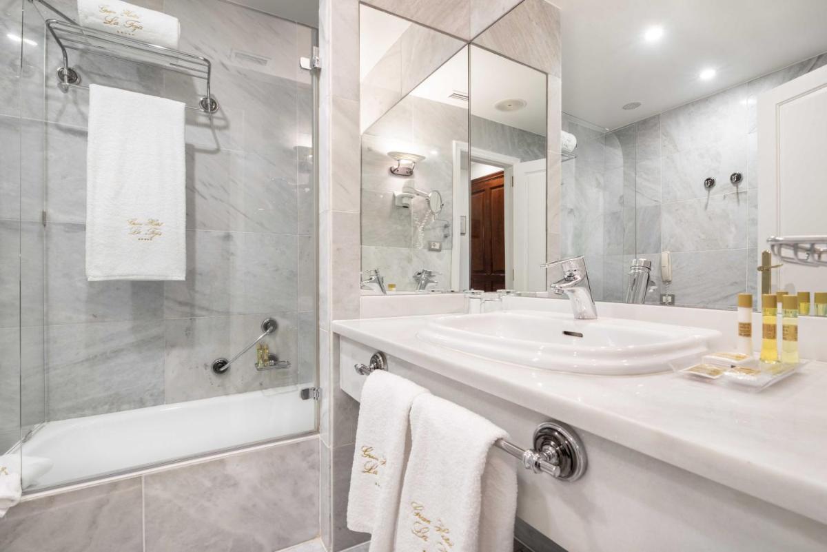 Un baño de Eurostars Gran Hotel La Toja