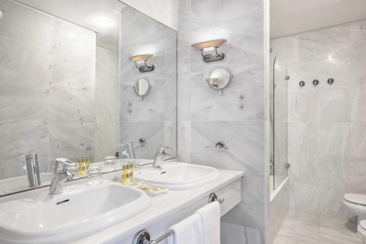 Un baño de Eurostars Gran Hotel La Toja
