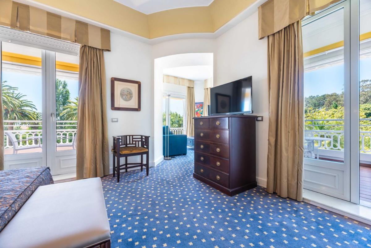 Una televisión o centro de entretenimiento en Eurostars Gran Hotel La Toja