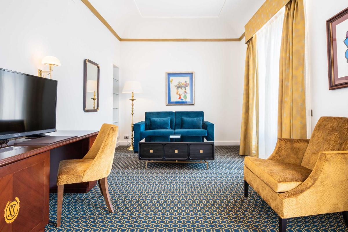 Una televisión o centro de entretenimiento en Eurostars Gran Hotel La Toja