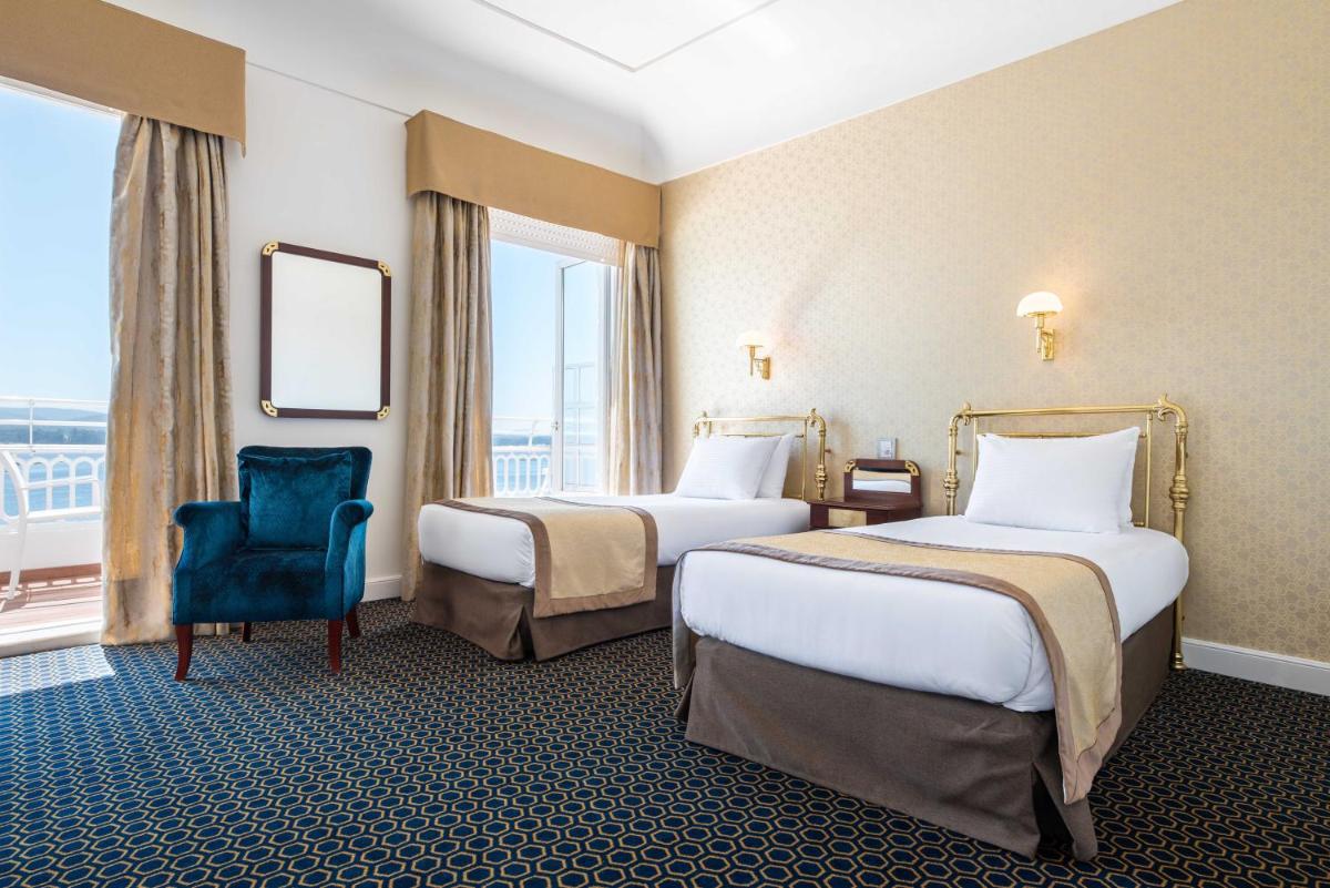 Cama o camas de una habitación en Eurostars Gran Hotel La Toja