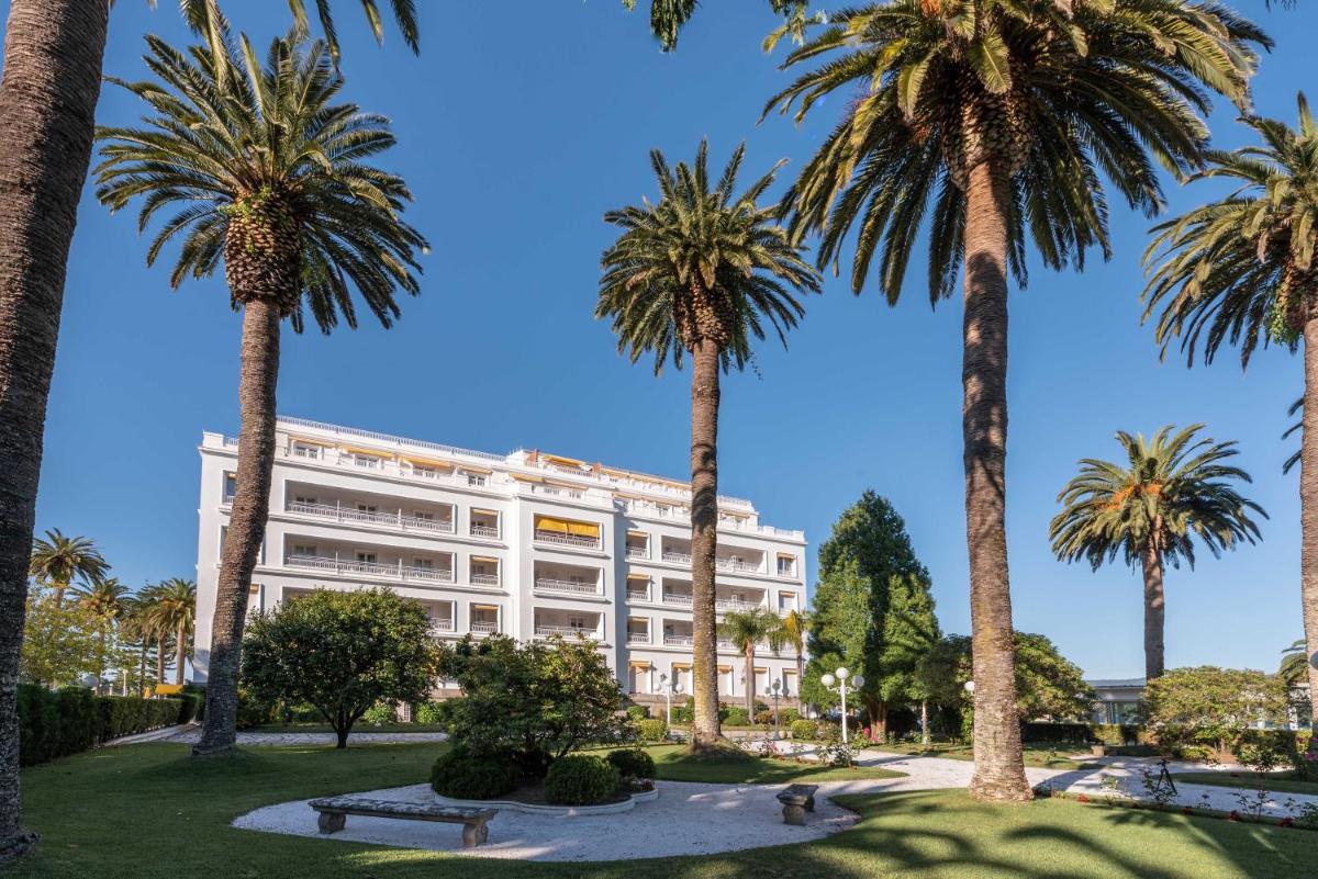 Jardín al aire libre en Eurostars Gran Hotel La Toja