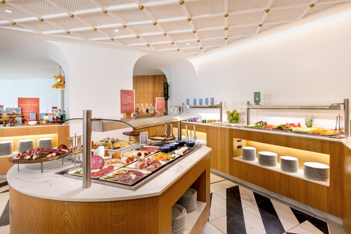 Comida en o cerca de este hotel