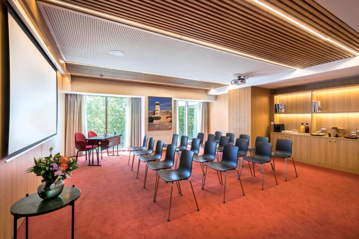 Sala de conferencias con sillas y mesa en Barceló Torre de Madrid, en Madrid