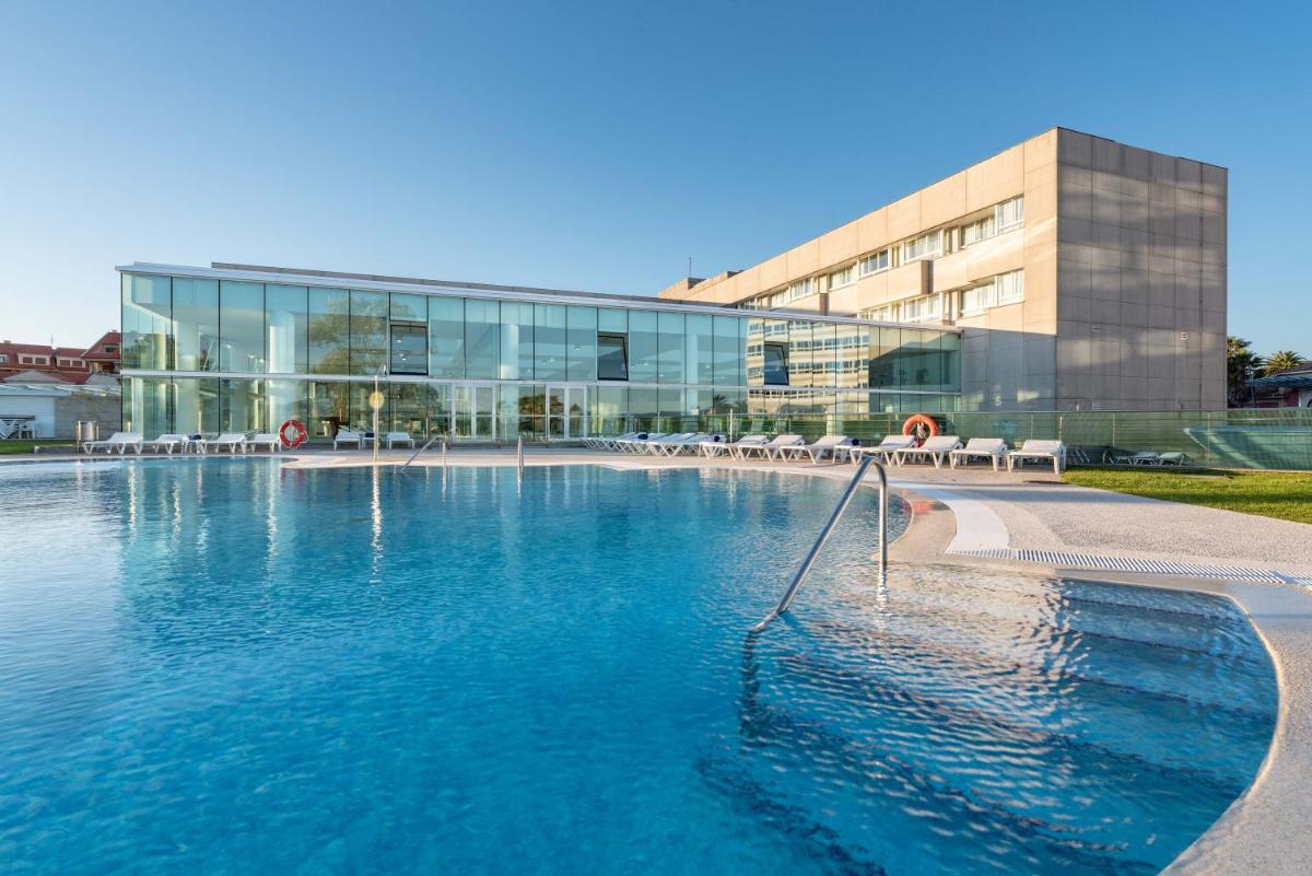 una gran piscina frente a un edificio en Eurostars Isla de La Toja, en Isla de la Toja