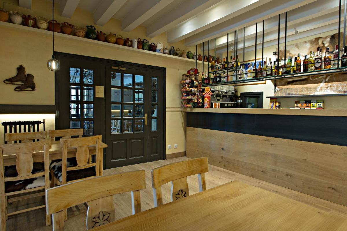 El salón o zona de bar de Hotel La Coma