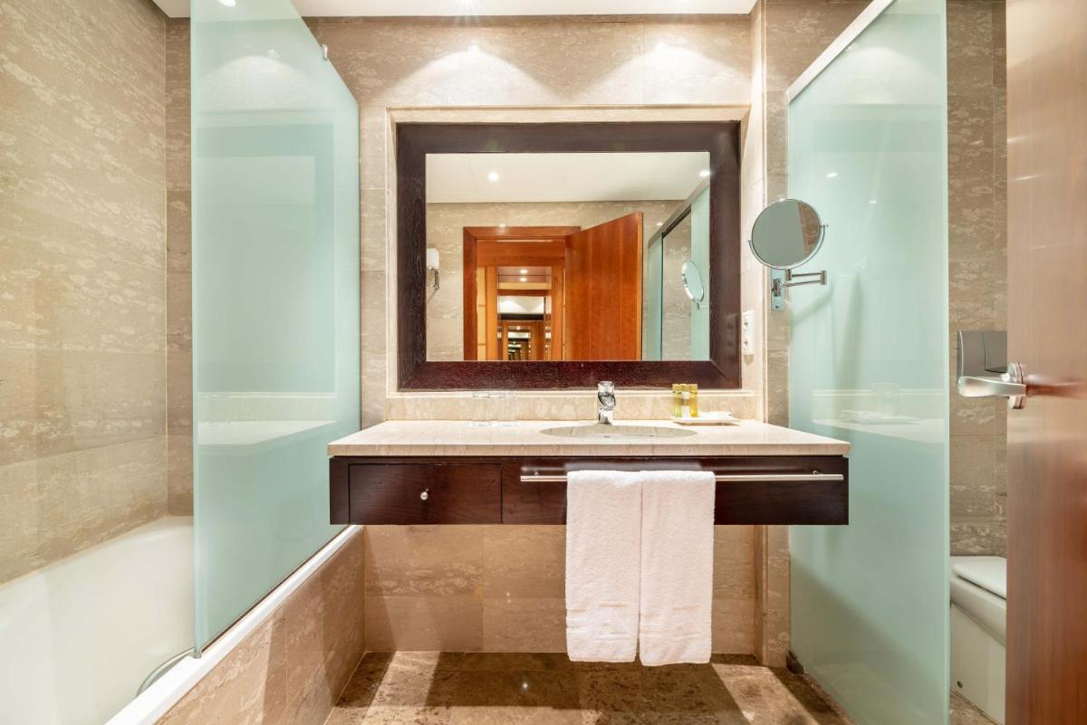 un baño con lavabo y espejo en Eurostars Isla de La Toja, en Isla de la Toja