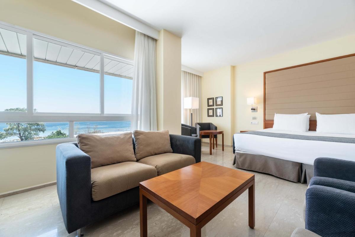 una habitación de hotel con una cama y un sofá en Eurostars Isla de La Toja, en Isla de la Toja