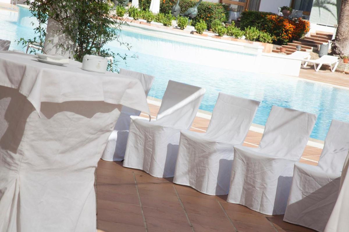 Un restaurante o sitio para comer en Hotel Jerez & Spa