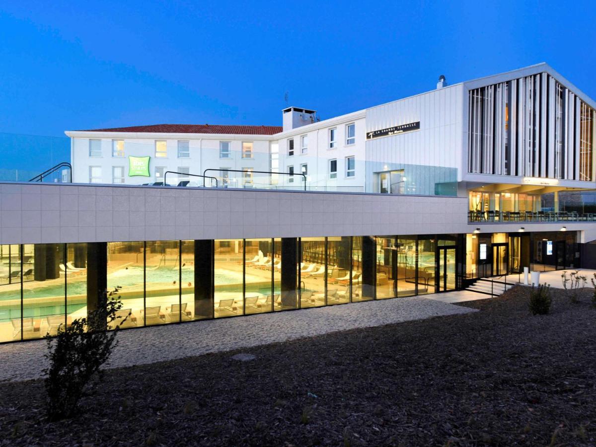 Piscine de l'établissement ibis styles La Rochelle Thalasso Chatelaillon ou située à proximité