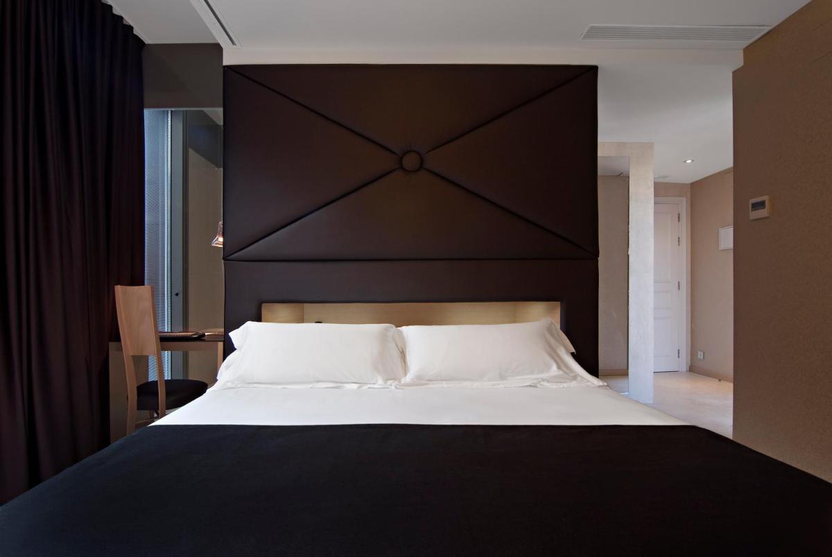 Cama o camas de una habitación en Axel Hotel Barcelona - Adults Only