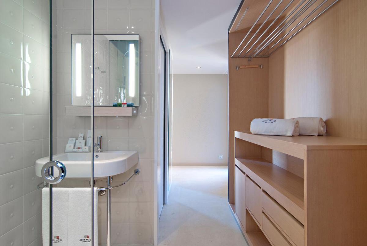 un baño con lavabo y espejo en Axel Hotel Barcelona - Adults Only, en Barcelona