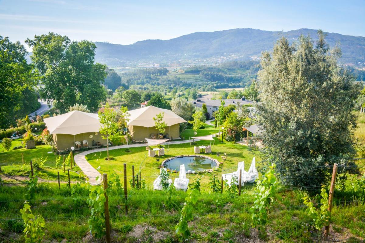 uma propriedade com um jardim e uma piscina em Carmo's Boutique Hotel - Small Luxury Hotels of the World em Ponte de Lima