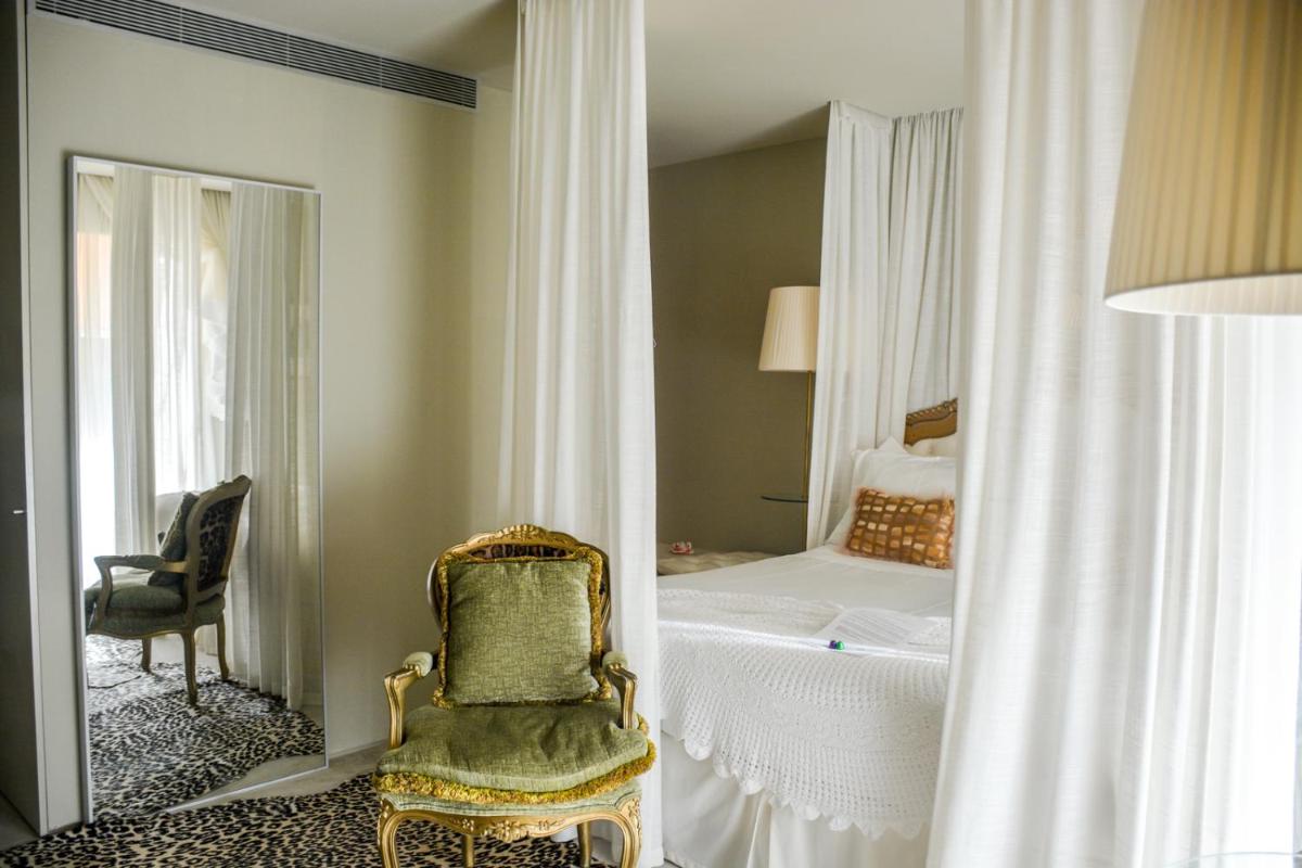 Uma cama ou camas num quarto em Carmo's Boutique Hotel - Small Luxury Hotels of the World