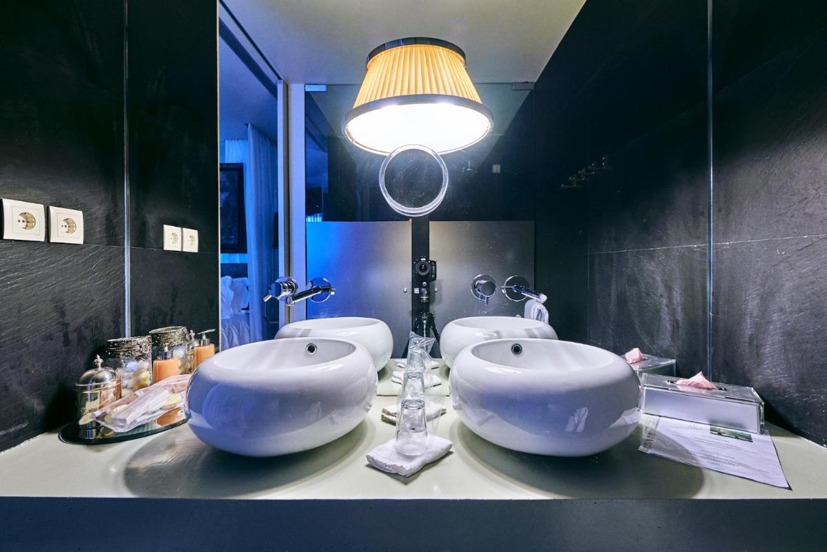 Uma casa de banho em Carmo's Boutique Hotel - Small Luxury Hotels of the World