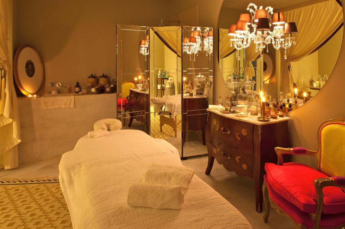 Uma cama ou camas num quarto em Carmo's Boutique Hotel - Small Luxury Hotels of the World