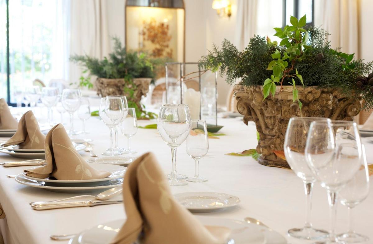 Una mesa con copas de vino y servilletas encima. en Villa Jerez, en Jerez de la Frontera