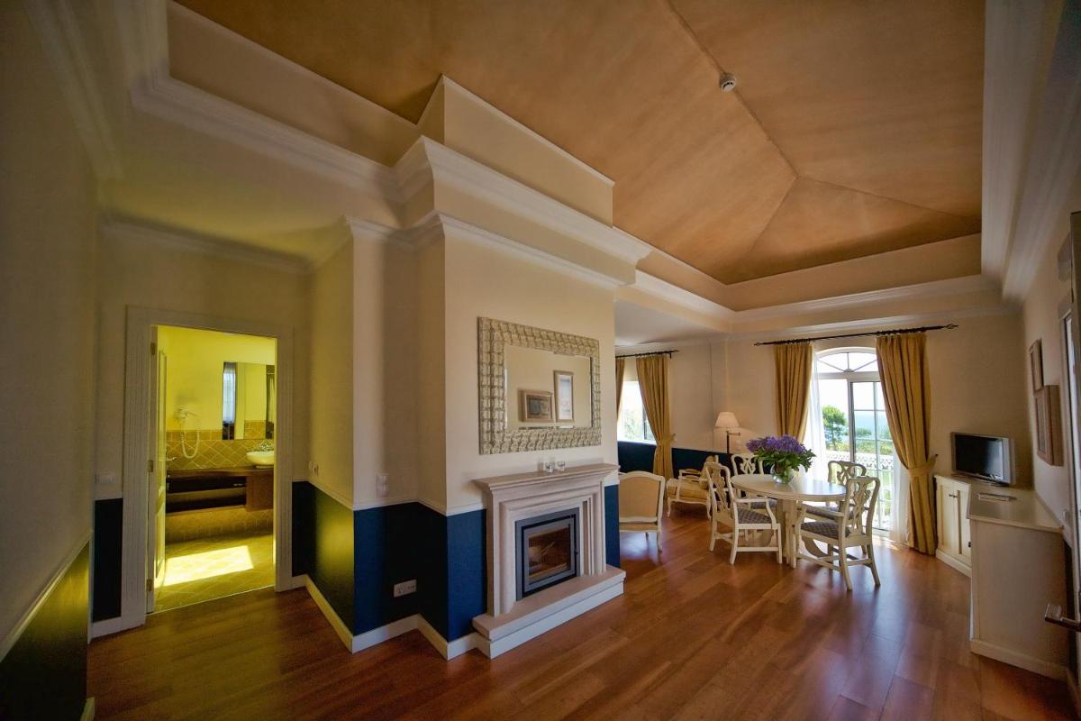 uma sala de estar com lareira e uma sala de jantar em Vila Alba Resort em Carvoeiro
