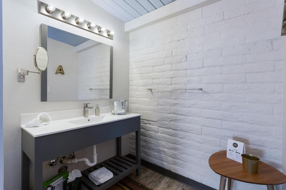 Hotel McCoy - Art, Coffee, Beer, Wine - Housity