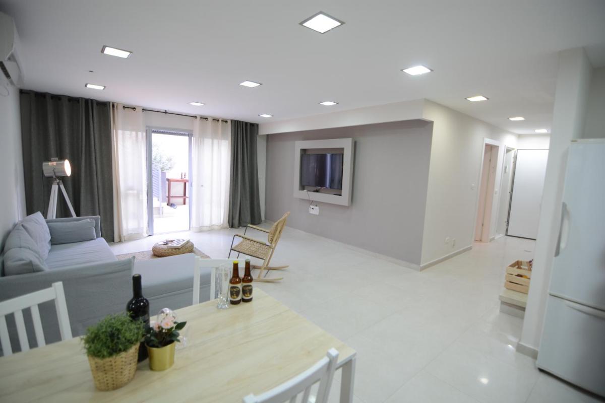 Luna BaNeguev - Housity