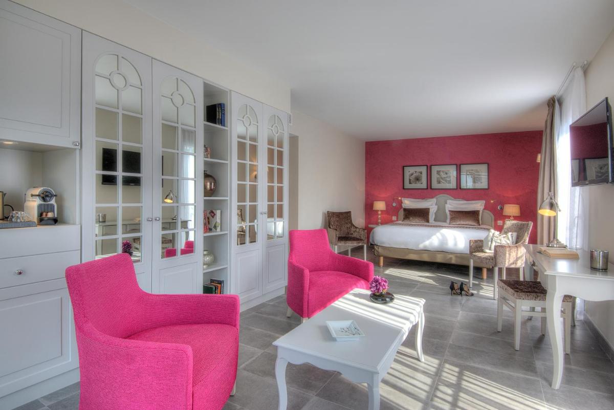 Coin salon dans l'établissement La Bastide de l'Oliveraie
