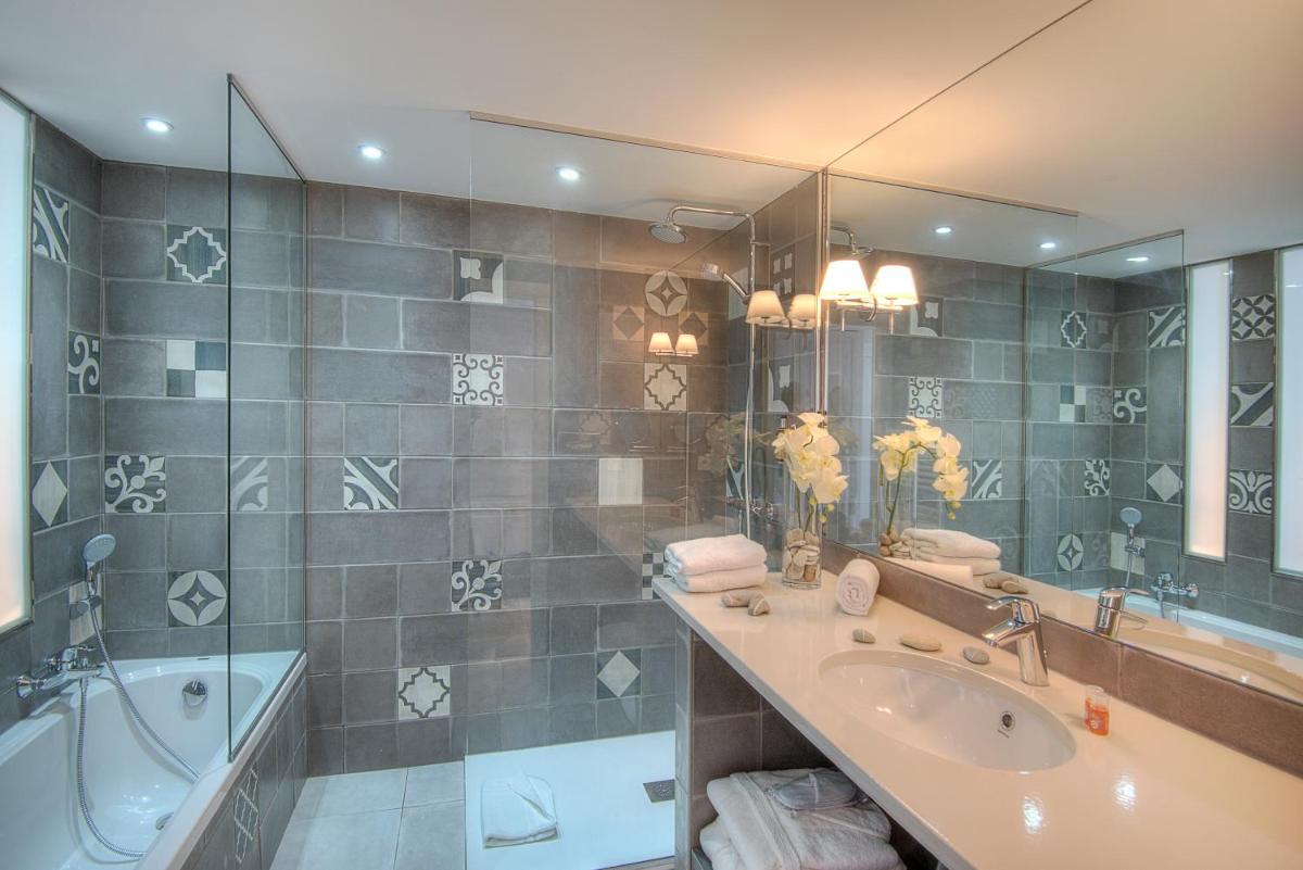 Salle de bains dans l'établissement La Bastide de l'Oliveraie