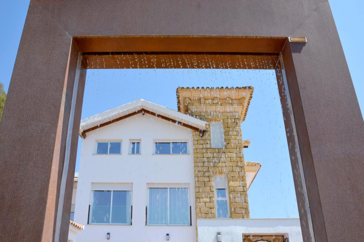 Apartamentos Turísticos El Lago - Housity